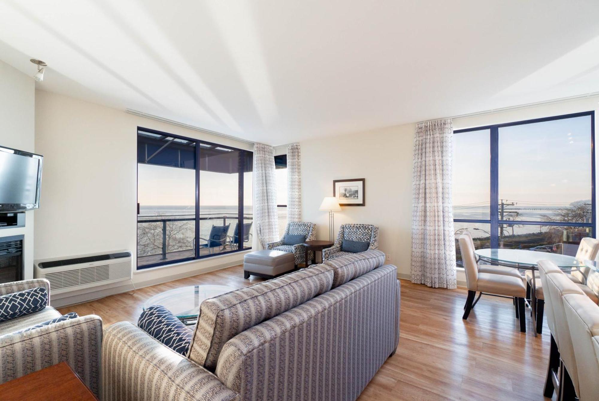 Ocean Promenade Hotel White Rock Bagian luar foto