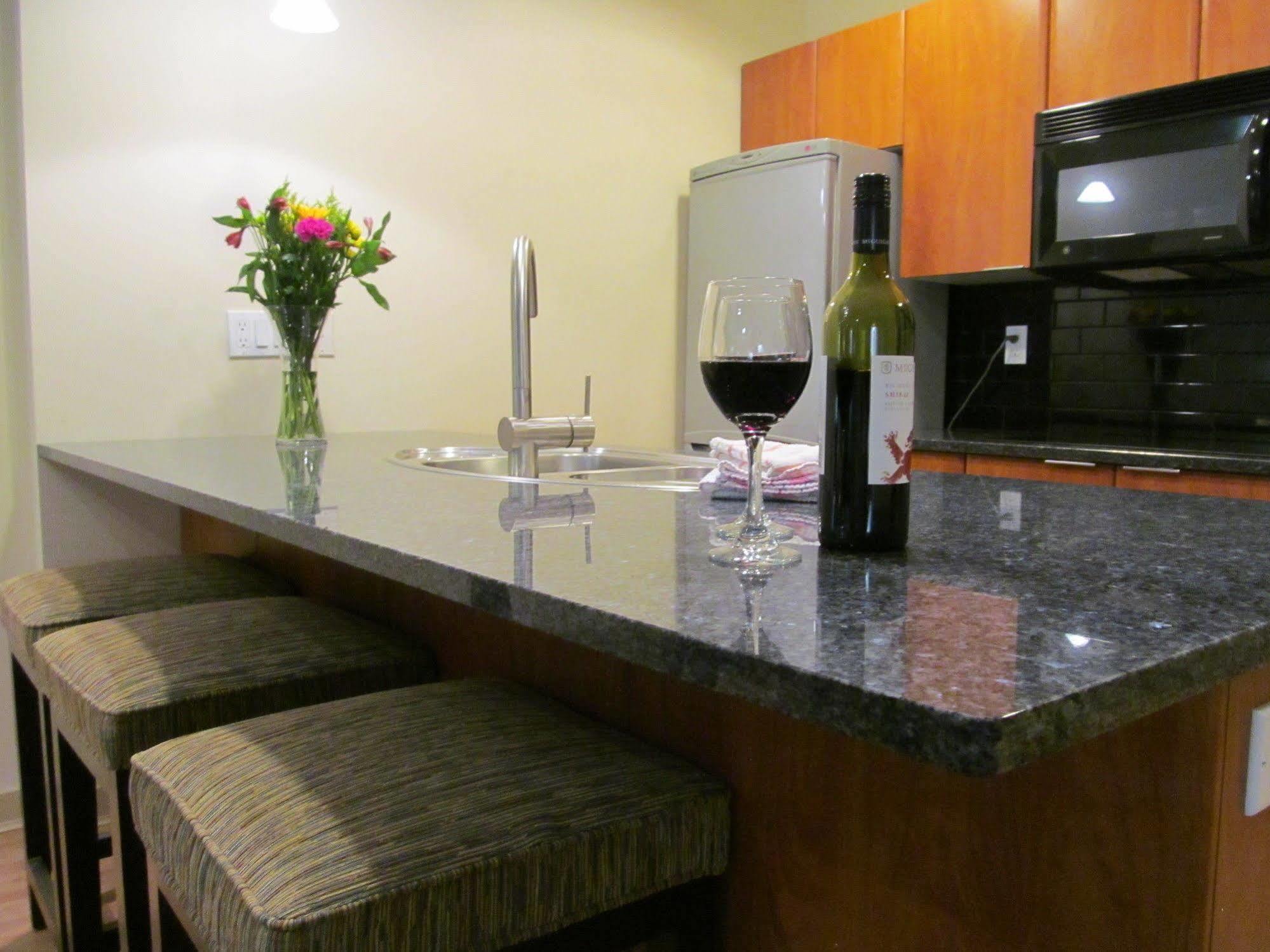 Ocean Promenade Hotel White Rock Bagian luar foto