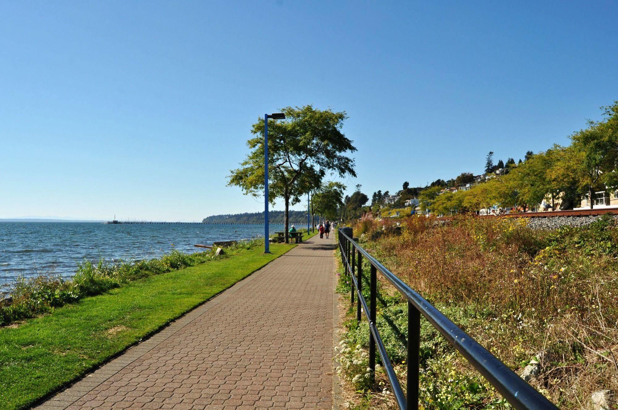 Ocean Promenade Hotel White Rock Bagian luar foto