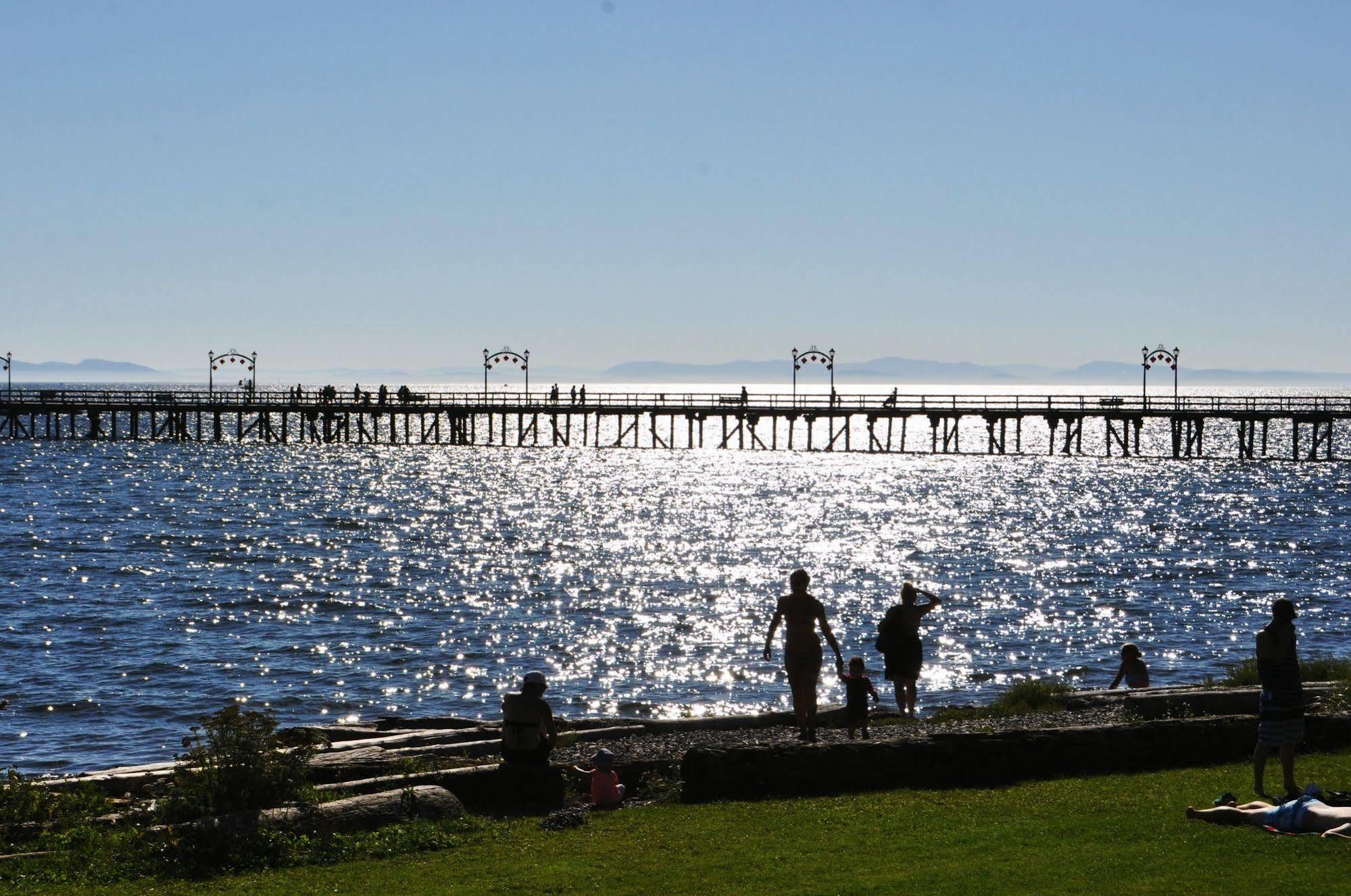 Ocean Promenade Hotel White Rock Bagian luar foto